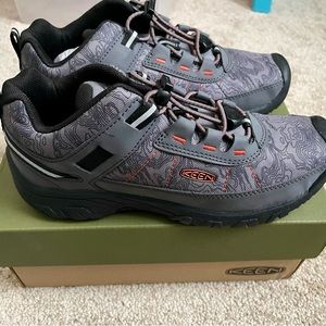 New in box! Kids Keen Targhee Sport hiking low top shoe. Size 3Y